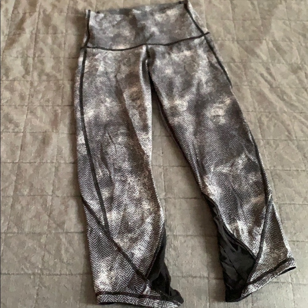 Lululemon gray and white chevron crop leggings